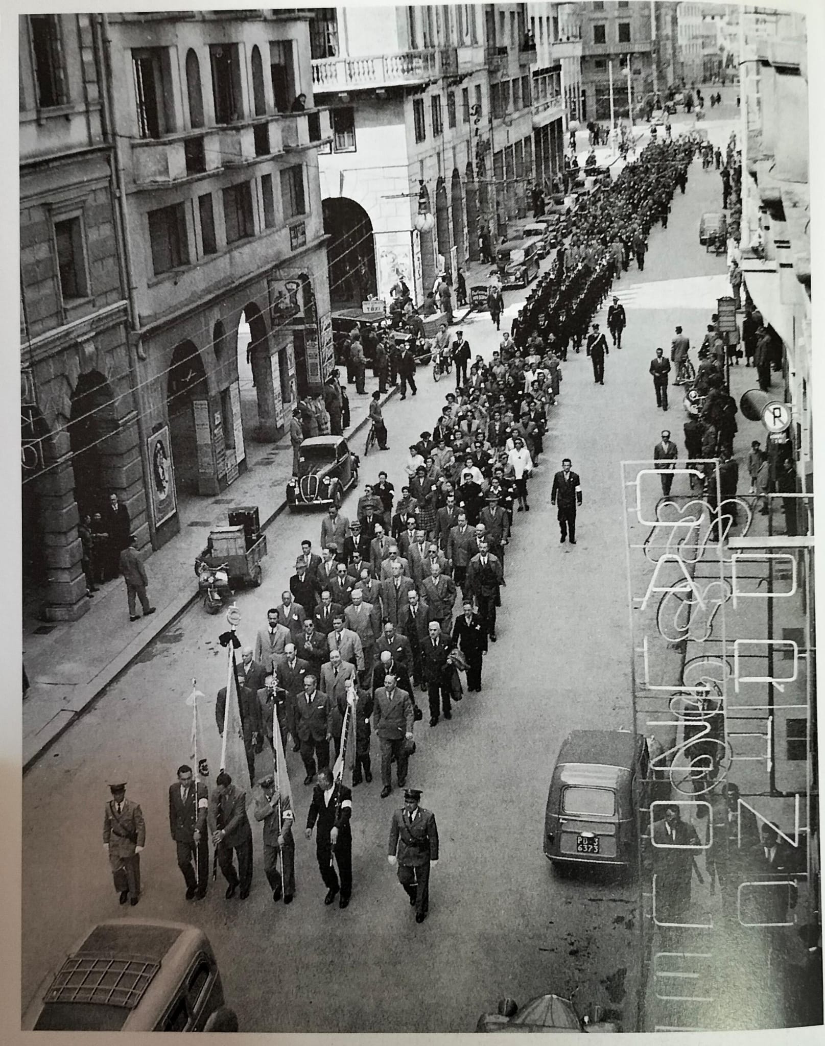 Sfilata nel centro di Padova dei delegati partecipanti al congresso nazionale delle pubbliche assistenze, novembre 1950.